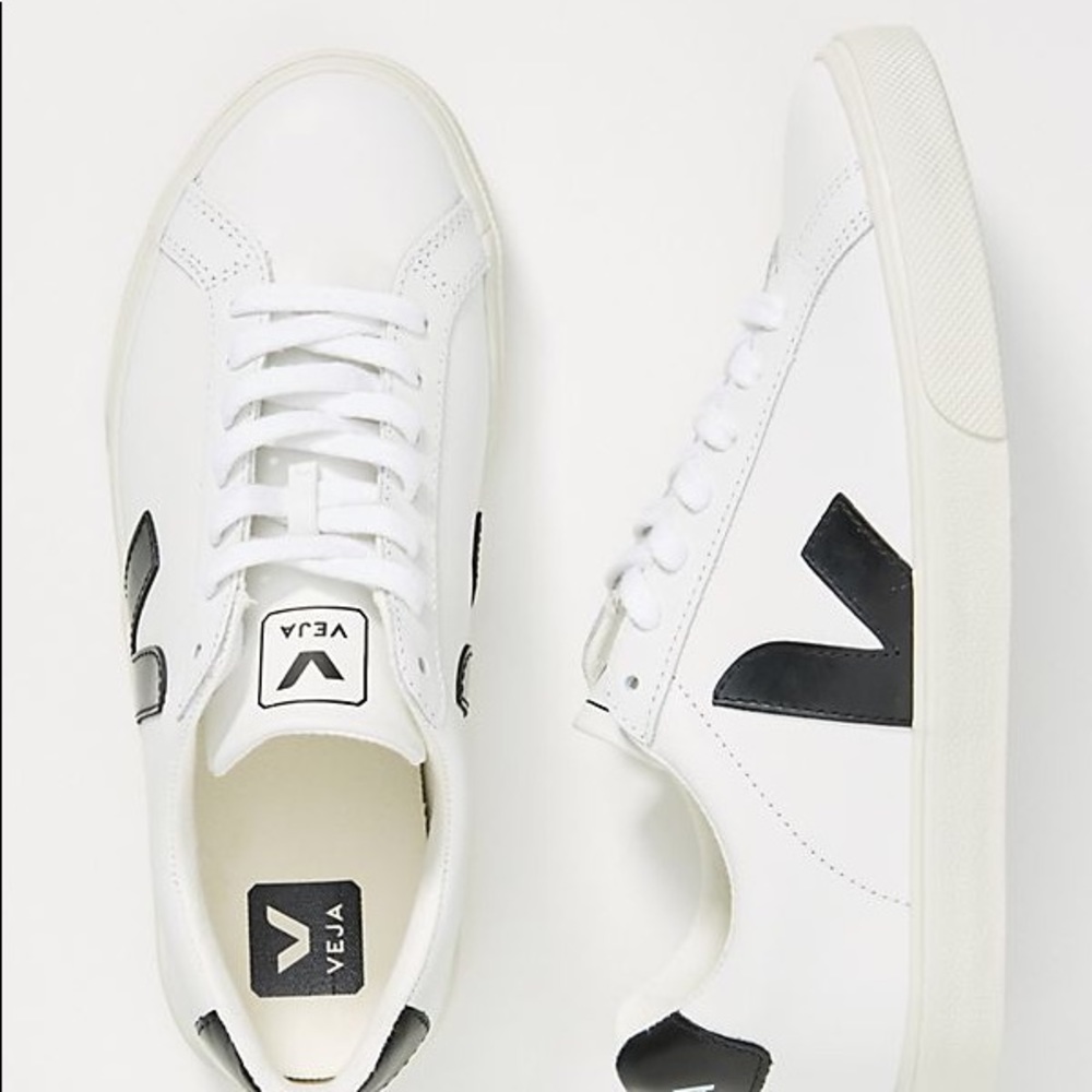 Veja || Size 8 || White Sneakers 👟